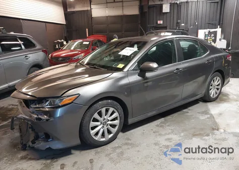 2018 Toyota Camry Le z USA, uszkodzony, nr VIN 4T1B11HK9JU106793